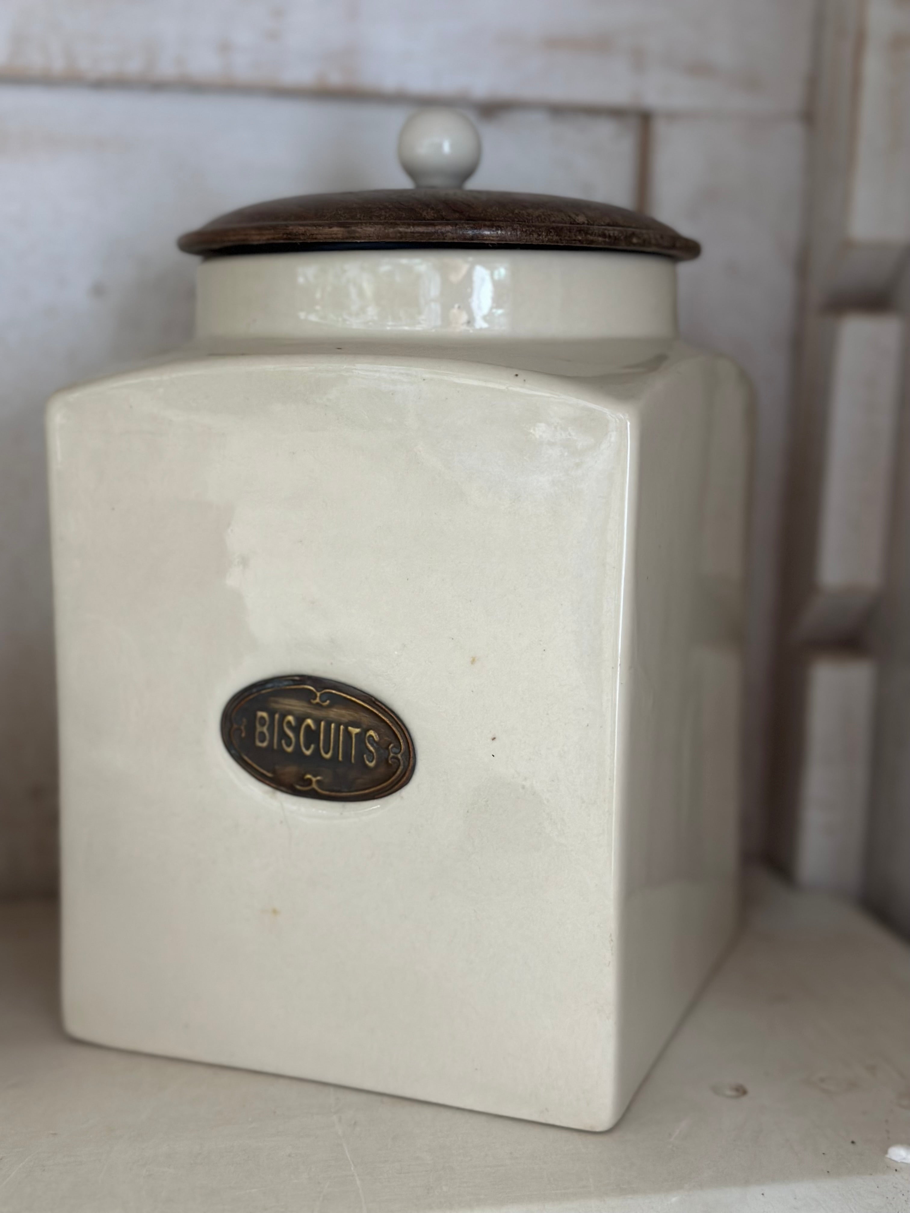 Country Cottage Cream Ceramic Biscuit Jar with Solid Wood Top