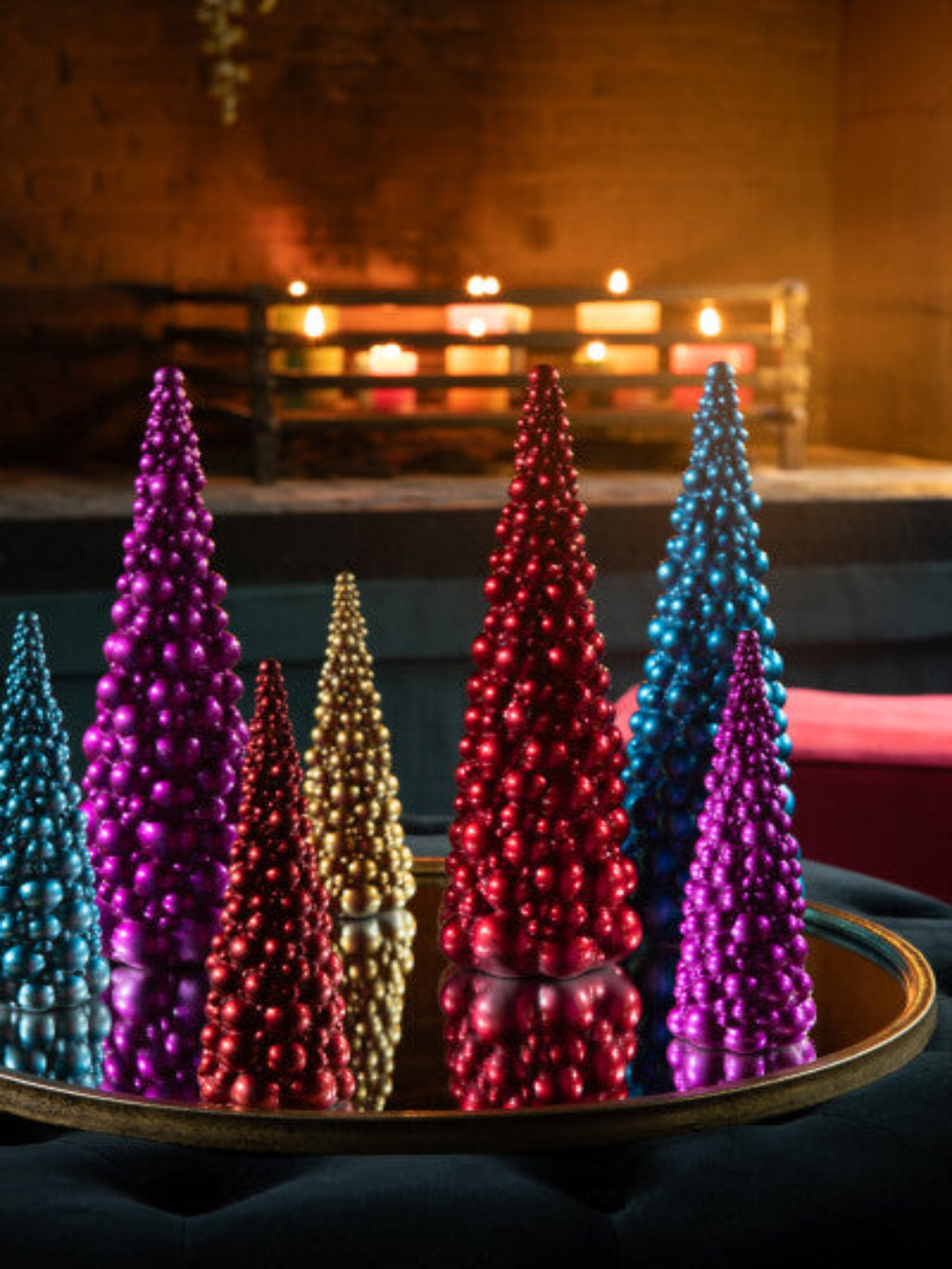 Bring a touch of opulence to your holiday decor with our Colourful Balls Christmas Tree Ornaments. Modern and elegant, the colourful accents and stylish design add a luxurious and fun feel to any room. Available in multiple sizes and colours, it's the perfect centerpiece for any festive occasion.