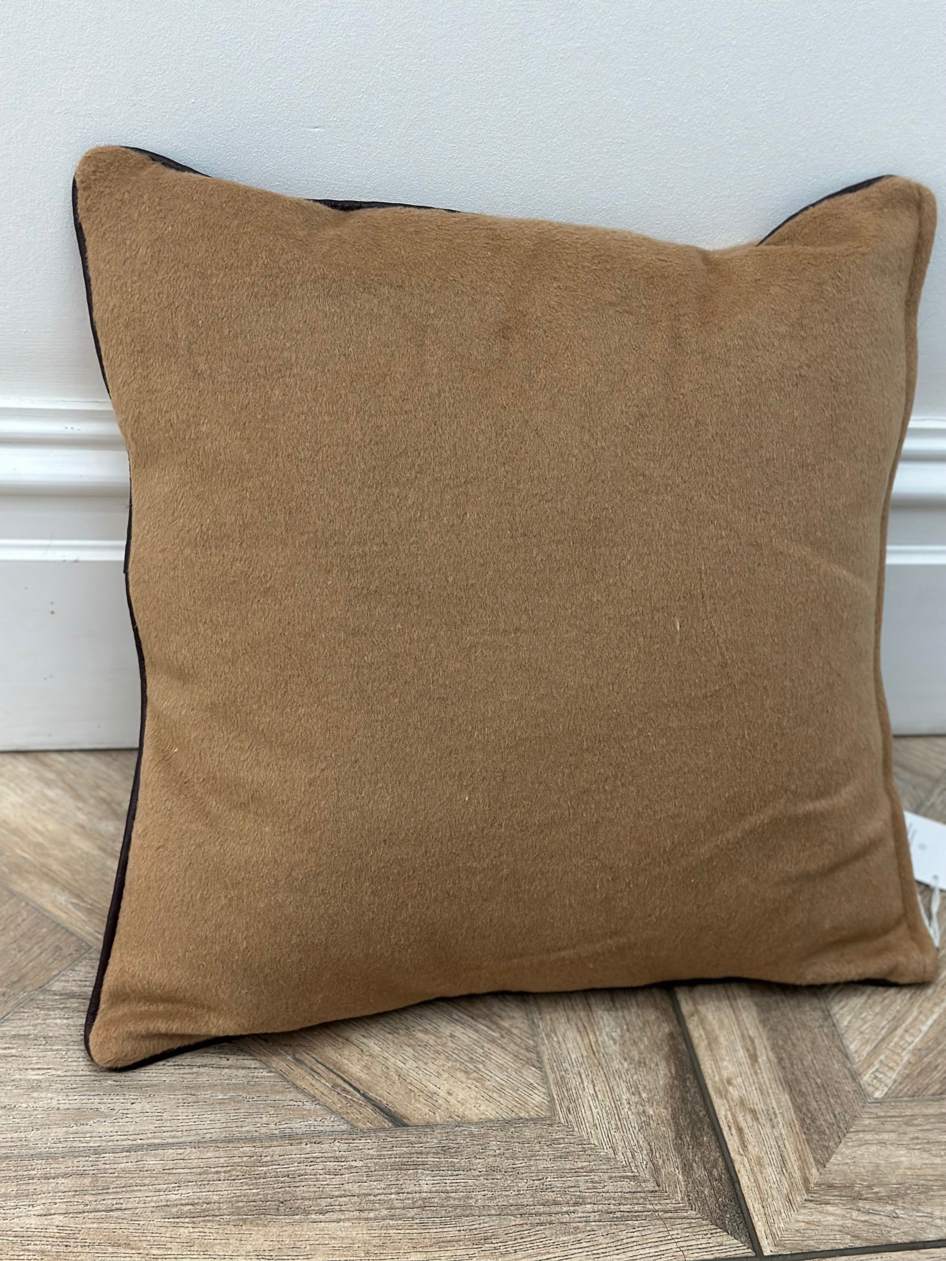 The exquisite leather corners provide a soft and elegant touch, adding a refined and exclusive flair to any room. Elevate your comfort and style with this premium cushion.