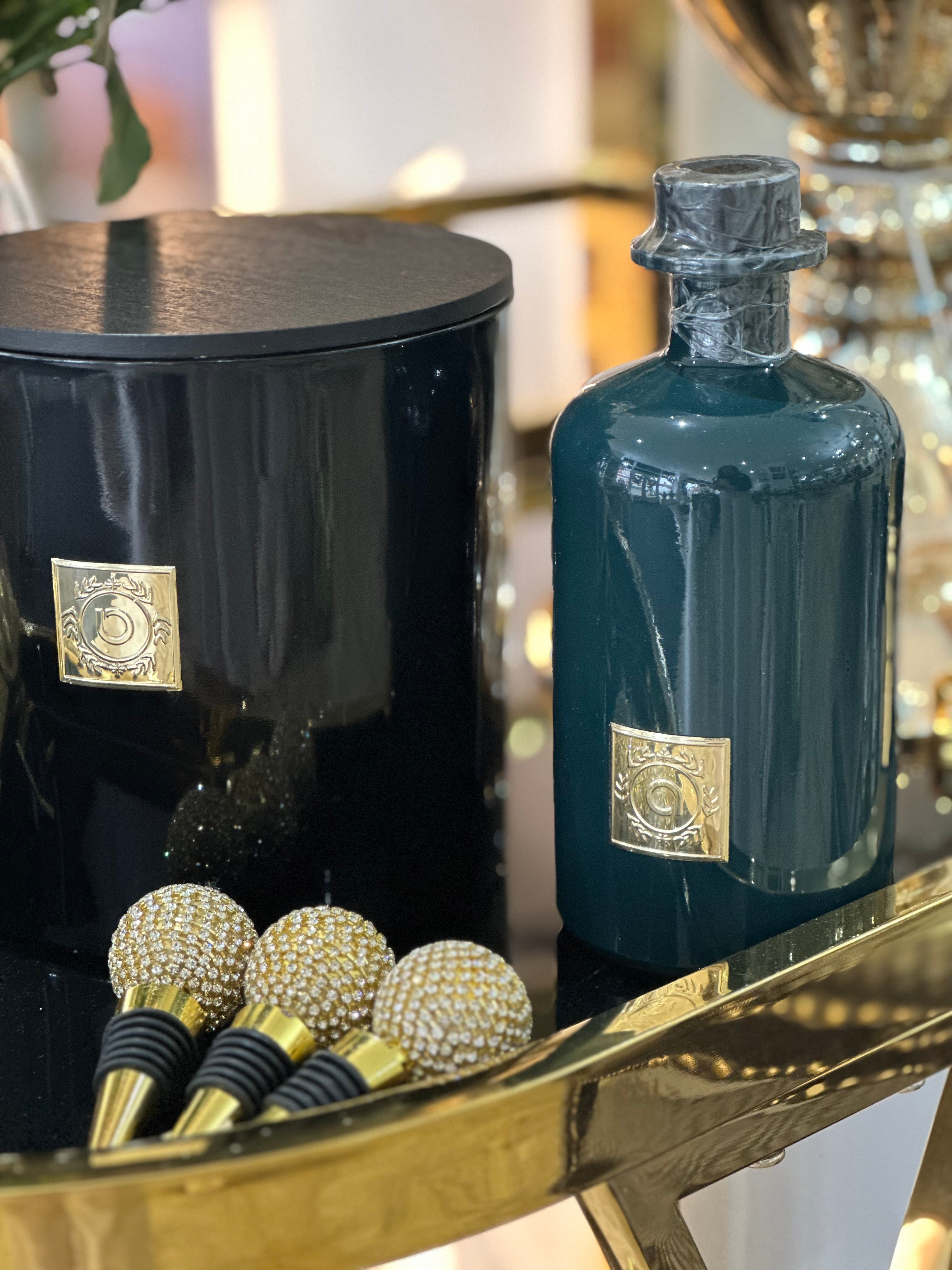 The Atmosphera Diffuser -Fève Tonka offers an exclusive, sophisticated scent experience, featuring the luxurious aroma of tonka bean. This stylish reed diffuser adds a fine touch of elegance to any room, delivering a sensory experience sure to tantalize the senses.