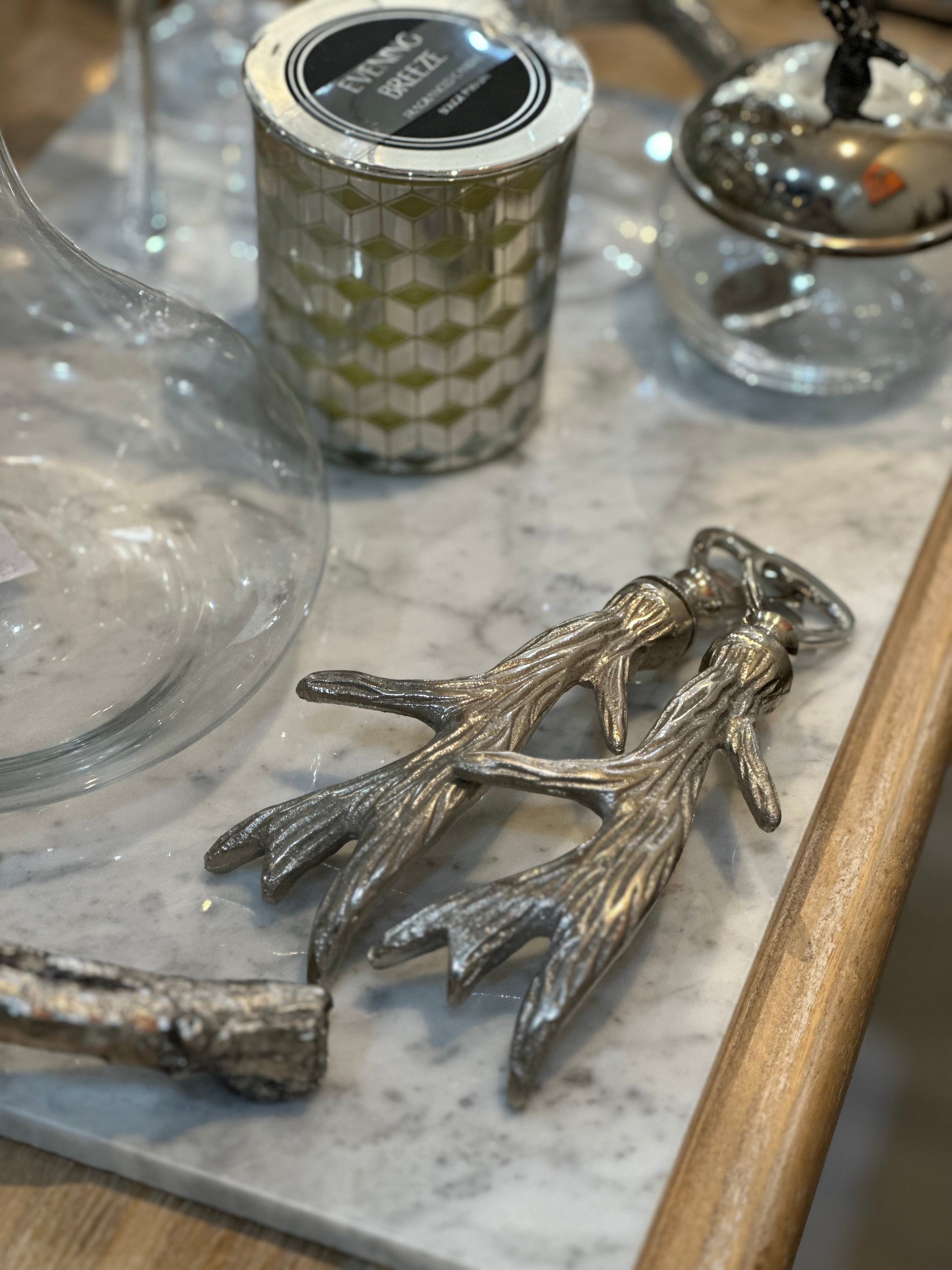 Open your favourite beverage with the luxurious Aluminium Stag Antler Bottle Opener. Crafted from aluminium and modelled after the antlers of a stag, it conveys a sense of elegance and finesse to its user.