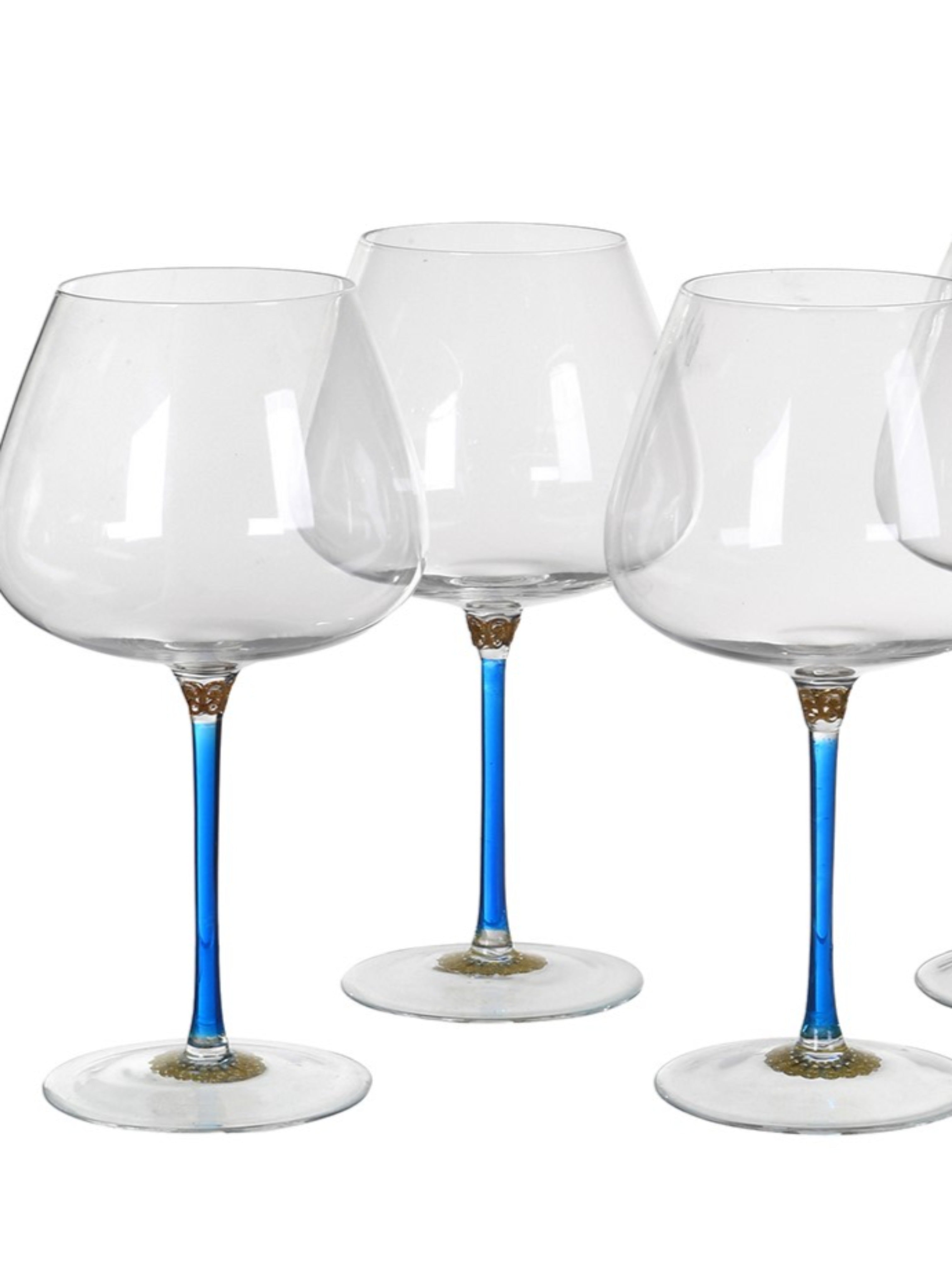 This luxuriant Gin glass brings an aura of sophistication to any home bar, flawlessly ideal for impressing guests. Sold separately, the graceful glasses also create a mesmerising visual effect when displayed on a drinks trolley.