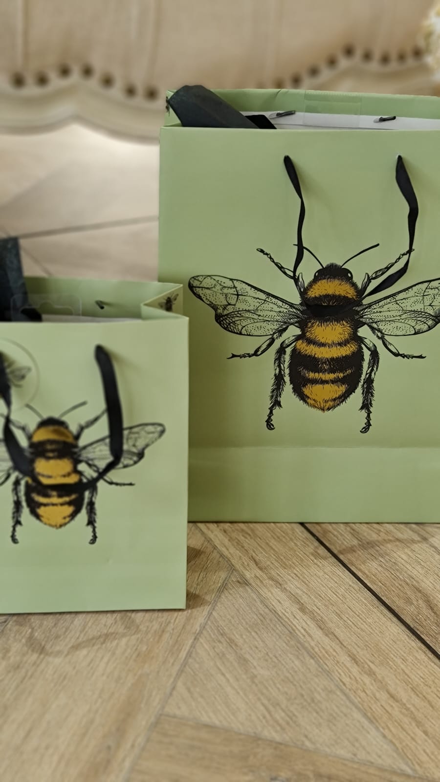 Experience the opulence of gifting with our sumptuous Large Green Bee Gift Bag.