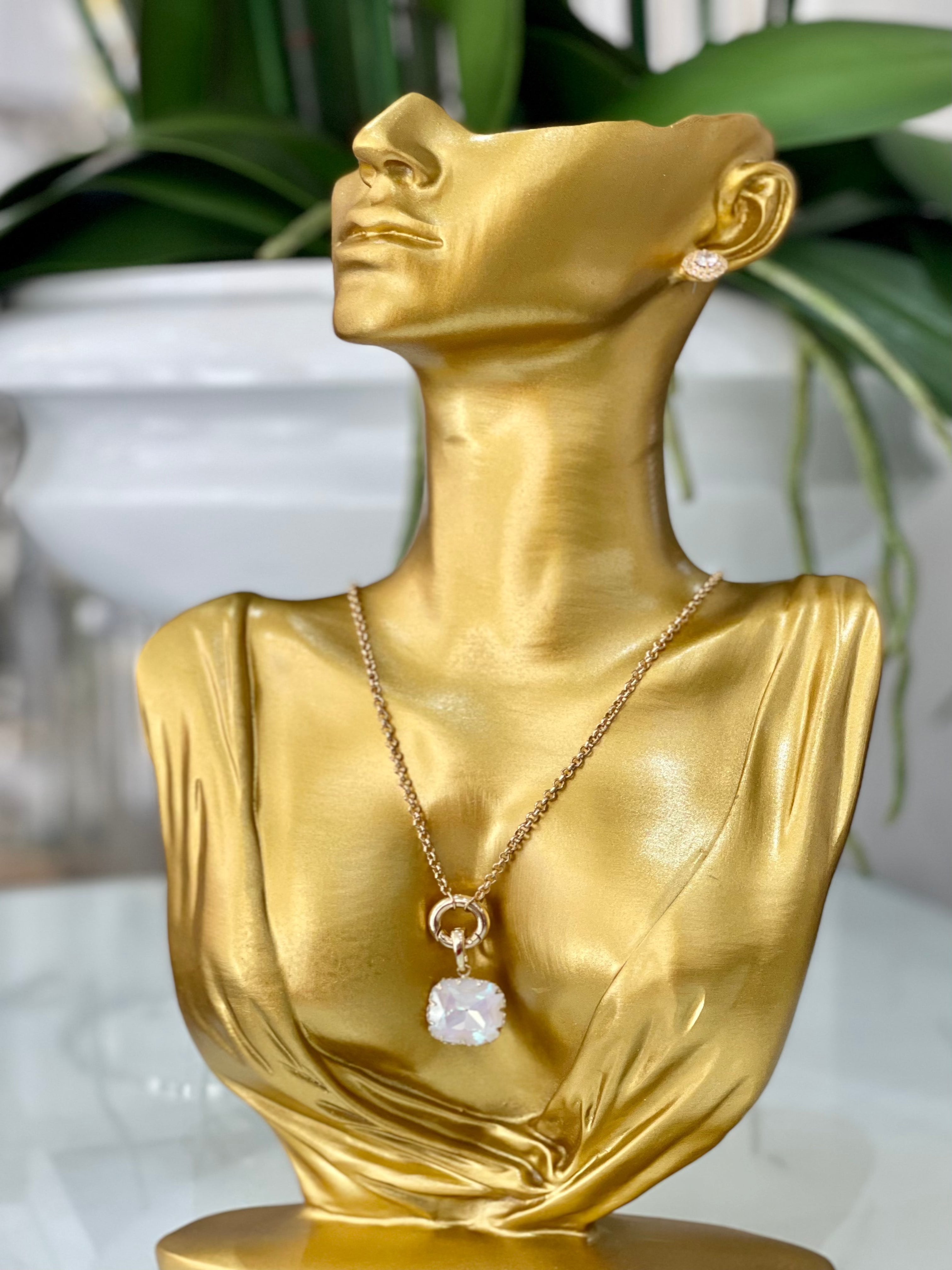 Sumptuous and sophisticated, this 3mm gold plated belcher chain necklace lends an element of luxury to your look.