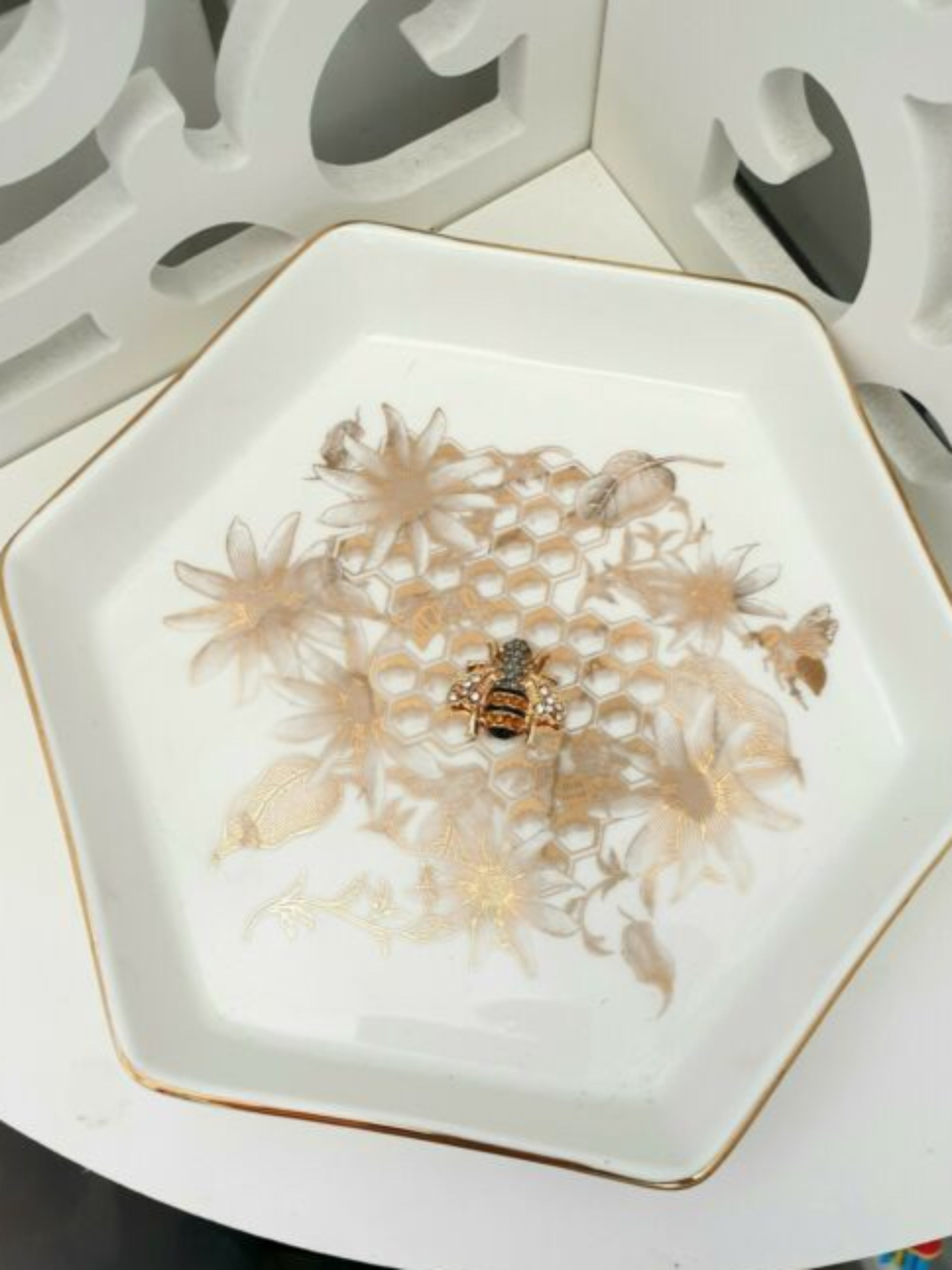 Exquisitely fashioned from sumptuous ceramic, this golden bee trinket dish will bring a sense of grandeur to any abode.