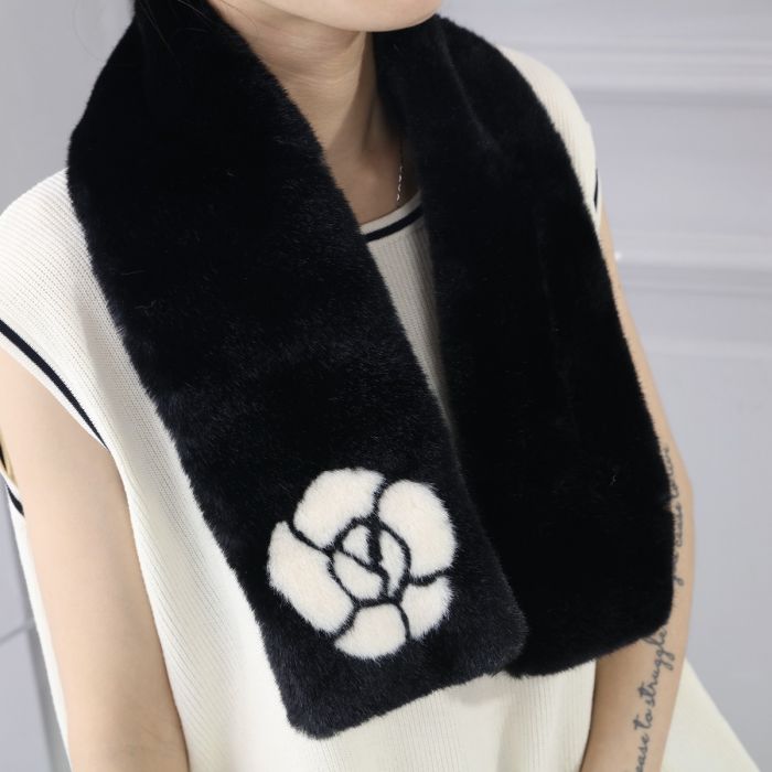 Rose Design Faux Fur Collar