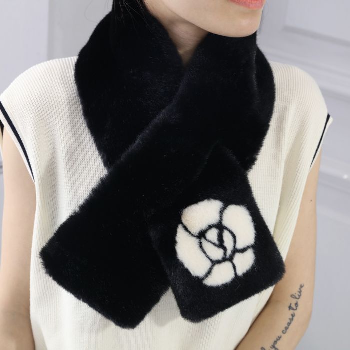 Rose Design Faux Fur Collar